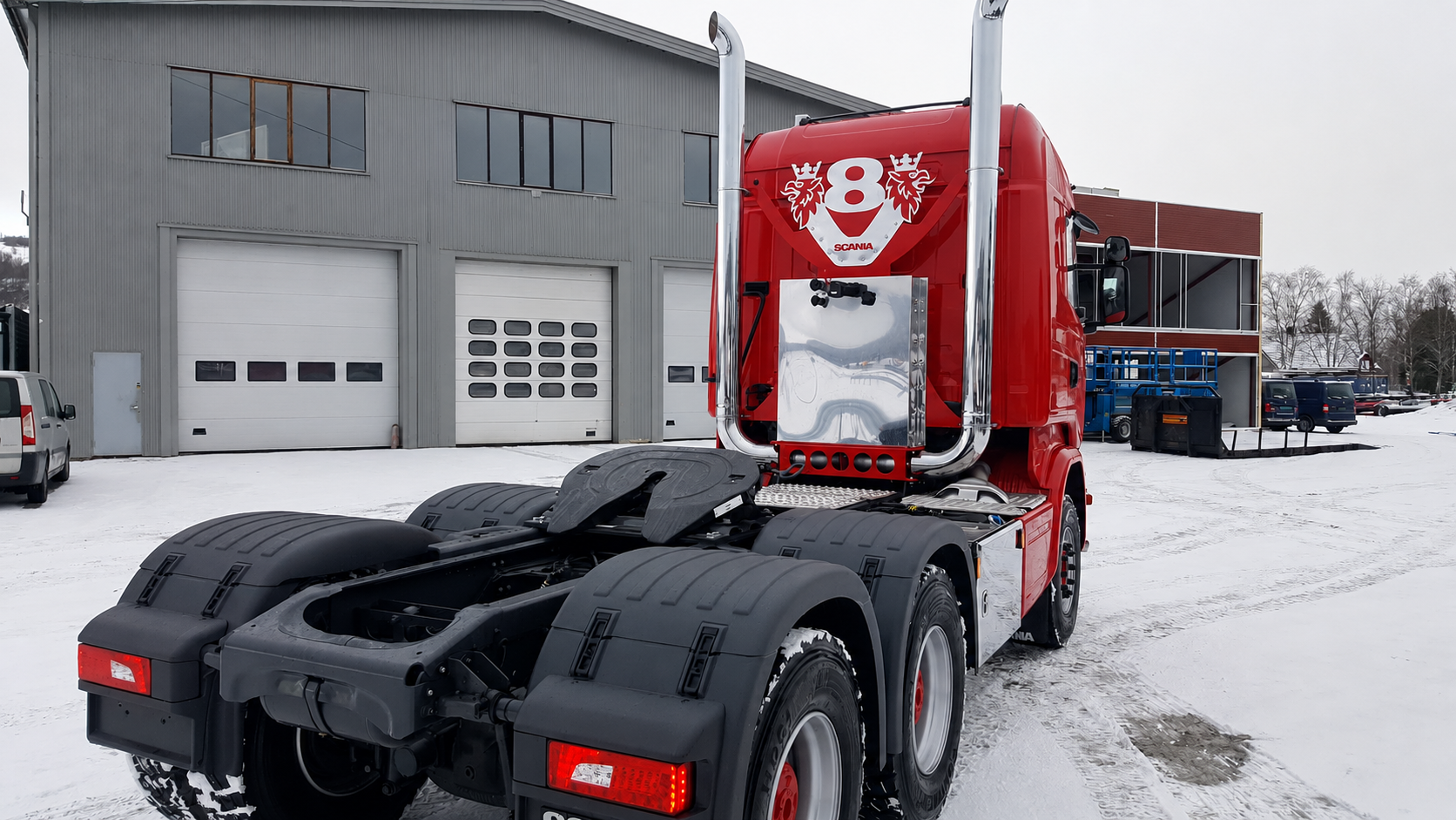 Rød Scania V8 utenfor Bjørgum Mek. Verksted i vinterlandskap